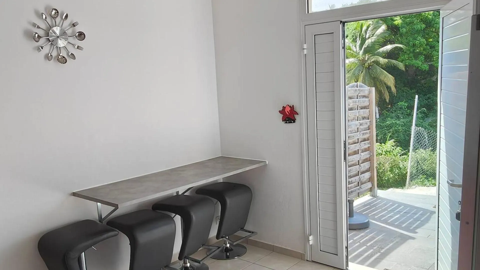 Appartement Moderne A Sainte Anne Avec Piscine Partagee / 80 M²